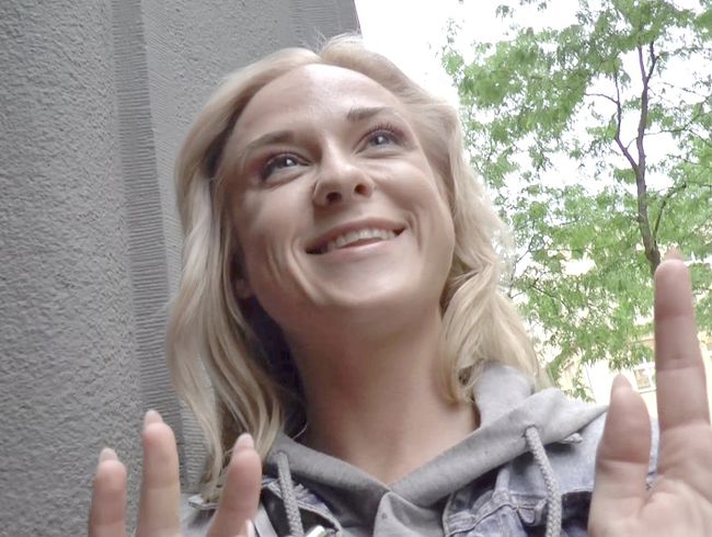 Junge Blondine auf der Straße um Hilfe gebeten